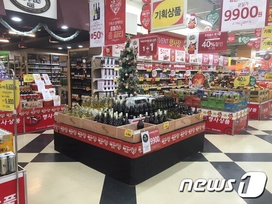 본문 이미지 - 홈플러스 신도리점 와인 코너. ⓒ News1