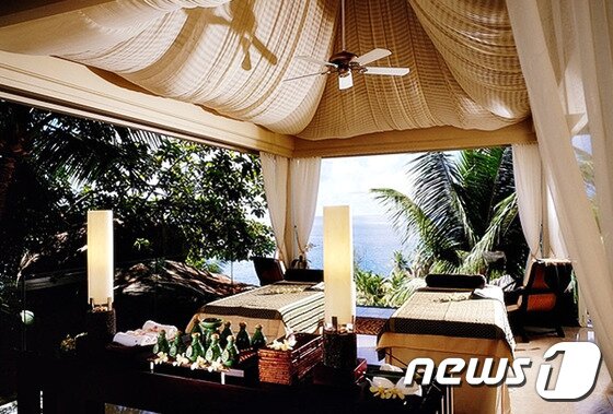 본문 이미지 - 이곳의 스파는 사람의 손길이 가진 치유력을 중요시하며 천연 그대로의 약초와 향신료만을 사용한다. 사진 제공/ 허니문리조트 ⓒ News1 travel