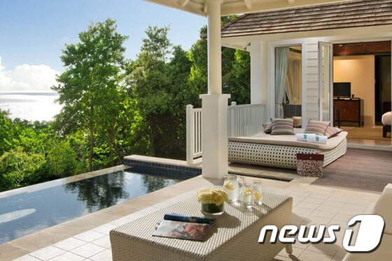 본문 이미지 - 인도양이 한눈에 들어오는 '오션 뷰 풀 빌라'와 인도양의 푸른바다가 시원하게 펼쳐지는 ‘인텐던스 베이 뷰 풀 빌라’. 사진 제공/ 허니문리조트 ⓒ News1 travel