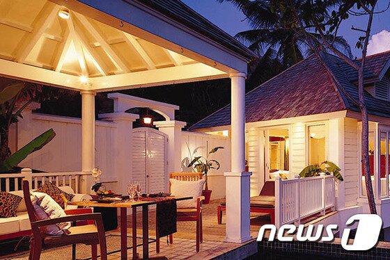 본문 이미지 - 반얀트리 세이셸은 식민지풍 건축물과 어울려 이국적 매력을 풍기는 모습을 감상할 수 있다. 사진 제공/ 허니문리조트 ⓒ News1 travel