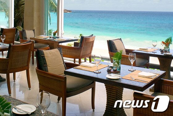 본문 이미지 - 반얀트리의 고품격 레스토랑은 이곳에서만 느낄 수 있는 매력이다. 사진 제공/ 허니문리조트 ⓒ News1 travel