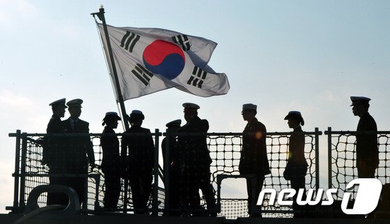 본문 이미지 - 22일 부산에 주둔 중이던 해군 제7기동전단 율곡이이함이 제주해군기지에 부대 이전을 위해 입항하고 있다.2015.12.22/뉴스1 ⓒ News1 이석형 기자