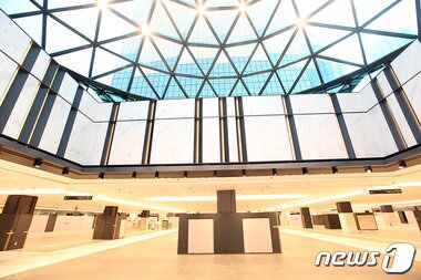 본문 이미지 - 1층 입구에 들어서면 마주할 수 있는 공간. 돔 형태의 유리천장을 통해서는 63빌딩을 올려다볼 수 있다. 각 브랜드의 인테리어 공사가 한창 진행 중이다. ⓒ News1