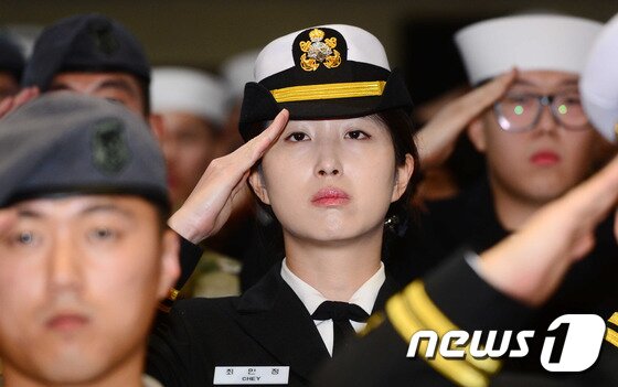 본문 이미지 - 최태원 SK그룹 회장 차녀 최민정 해군 중위가 청해부대 19진으로 소말리아 아덴만 파병 임무를 무사히 마치고 귀국한 후 23일 해군작전사령부 부산기지에서 열린 입항 환영식에 참석해 귀국신고를 하고 있다. 2015.12.23/뉴스1 ⓒ News1 이승배 기자