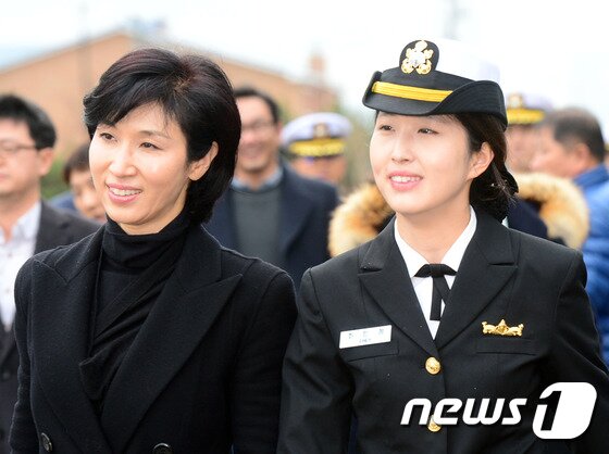 본문 이미지 - 최태원 SK그룹 회장 차녀 최민정 해군 중위가 청해부대 19진으로 소말리아 아덴만 파병 임무를 무사히 마치고 귀국한 후 23일 해군작전사령부 부산기지에서 열린 입항 환영식에 참석해 어머니인 노소영 아트센터 나비 관장과 함께 이동하고 있다. 2015.12.23/뉴스1 ⓒ News1 이승배 기자