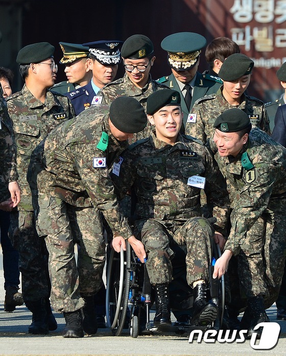 (서울=뉴스1) 손형주 기자 = 지난 8월 비무장지대(DMZ)에서 북한의 지뢰 도발로 두 다리를 잃은 하재헌 중사(진)와 오른쪽 발목을 잃은 김정원 중사(진)를 비롯한 지뢰 도발 …
