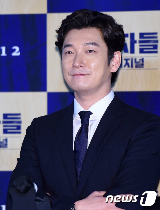 본문 이미지 - 확장판 까지 나오다니... 배우 조승우가 23일 오후 서울 왕십리cgv에서 열린 영화 ‘내부자들: 디 오리지널’(감독 우민호) 언론 시사회에 참석해 옅은 미소를 짓고 있다.  ⓒ News1star / 권현진 기자