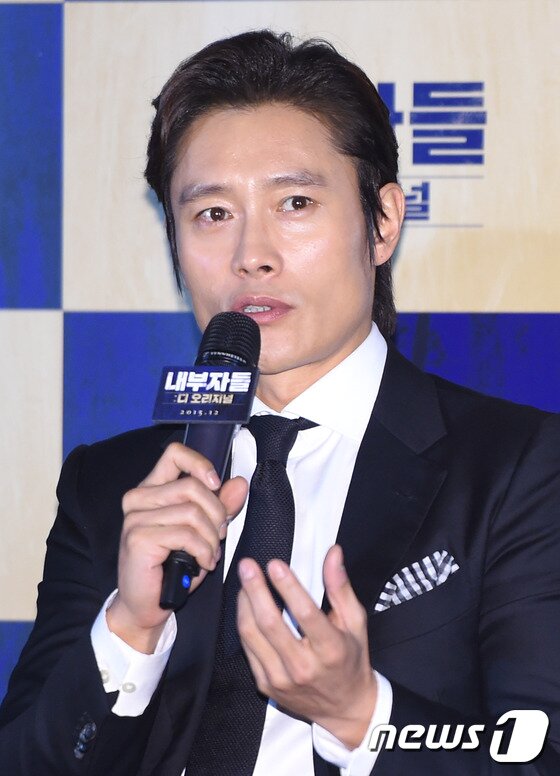 본문 이미지 - 연기파 배우의 진지함. 배우 이병헌이 23일 오후 서울 왕십리cgv에서 열린 영화 ‘내부자들: 디 오리지널’(감독 우민호) 언론 시사회에 참석해 취재진 질문에 답하고 있다. ⓒ News1star / 권현진 기자