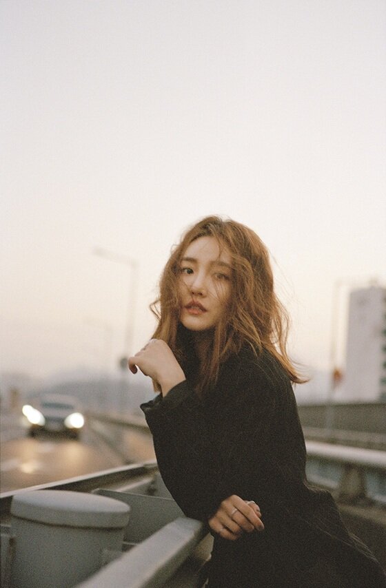 본문 이미지 - 가수 윤하의 색다른 매력이 돋보이는 더 셀러브리티 화보 컷이 공개됐다. ⓒ News1star / 더 셀러브리티