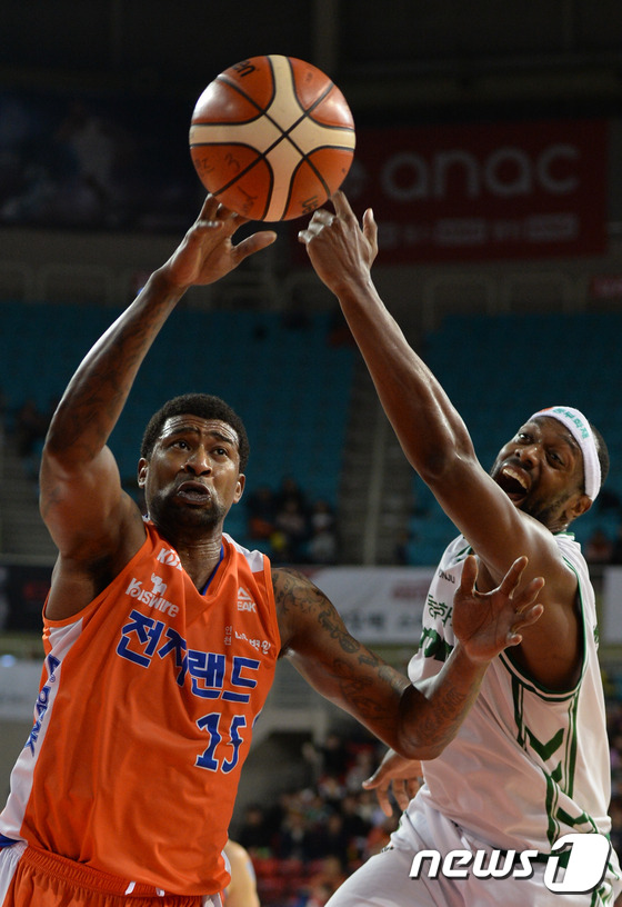 (인천=뉴스1) 허경 기자 = 24일 오후 인천삼산월드체육관에서 열린 2015-2016 KCC프로농구 인천 전자랜드 엘리펀츠와 원주 동부 프로미의 경기에서 동부 벤슨과 전자랜드 포 …