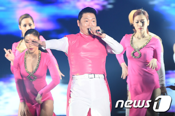 (서울=뉴스1스타) 고아라 기자 = 가수 싸이가 24일 오후 서울 올림픽공원 체조경기장에서 열린 싸이 연말 콘서트 '올나잇 스탠드 2015 - 공연의 갓싸이'에서 멋진 공연을 펼치 …