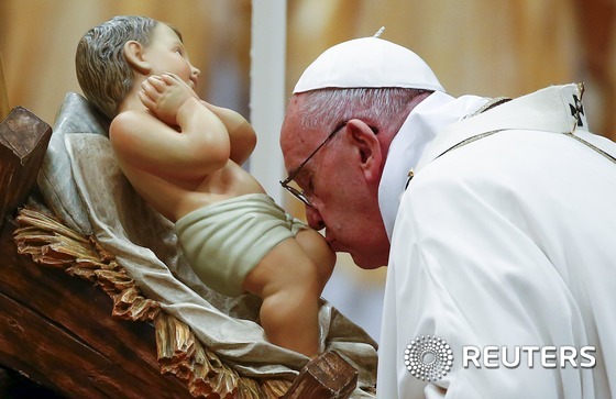 프란치스코 교황이 바티칸 성베드로 대성당에서 열린 성탄 전야 미사에서 아기 예수상에 입을 맞추고 있다.© 로이터=뉴스1