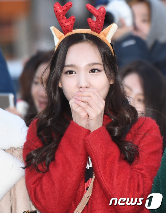 (서울=뉴스1스타) 권현진 기자 = '손이 꽁꽁꽁'트와이스 나연이 크리스마스인 25일 오전 서울 여의도 KBS 신관 공개홀에서 열린 KBS2 '뮤직뱅크'(이하 뮤뱅) 리허설에 참석 …
