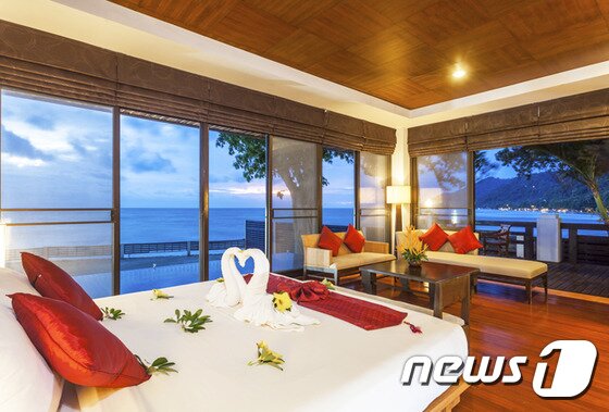 본문 이미지 - 창 부리의 객실은 원목을 사용해 따뜻하고 부드러운 느낌을 주며, 신혼부부를 위한 데코레이션으로 특별한 허니문을 선사한다. (허니문리조트 제공) ⓒ News1 travel