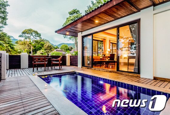 본문 이미지 - 풀빌라에는 개인 풀장과 선데크가 놓여 있으며, 주변으로는 열대 우림과 아름다운 바다 경치가 펼쳐진다. (허니문리조트 제공) ⓒ News1 travel
