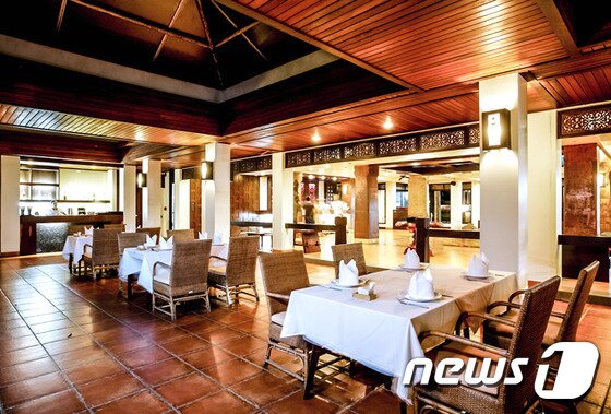 본문 이미지 - 창 부리의 ‘살라 타이’ 레스토랑은 리조트의 언덕과 해변을 전망이 펼쳐지는 곳으로 태국 요리와 세계 각국의 요리를 선보인다. (허니문리조트 제공) ⓒ News1 travel