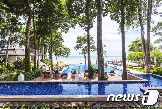 본문 이미지 - 힐사이드 커피숍과 풀사이드 바,  해변 바에서도 여유롭게 시원한음료와  간단한 낵류를 즐길 수 있다. (허니문리조트 제공) ⓒ News1 travel