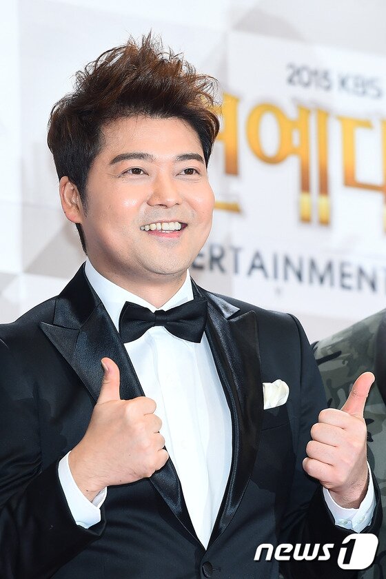 본문 이미지 - 방송인 전현무가 2015 SBS 연예대상 시상식의 무례한 인터뷰 논란에 대해 사과했다 ⓒ News1star