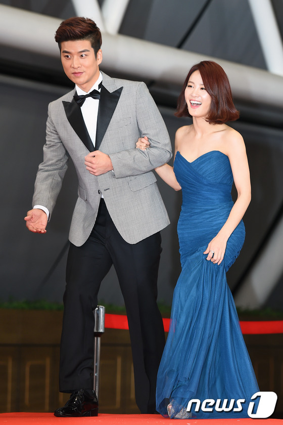 (서울=뉴스1스타) 고아라 기자 = 개그맨 송병철, 개그우먼 김지민이 26일 오후 서울 여의도 KBS 신관공개홀에서 열린 ‘2015 KBS 연예대상’ 레드카펫 행사에 참석하고 있다 …