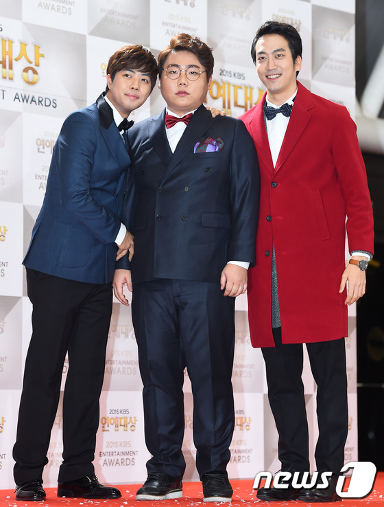 (서울=뉴스1스타) 고아라 기자 = 개그맨 서태훈, 송필근, 김성원(왼쪽부터)가 26일 오후 서울 여의도 KBS 신관공개홀에서 열린 ‘2015 KBS 연예대상’ 레드카펫 행사에 참 …
