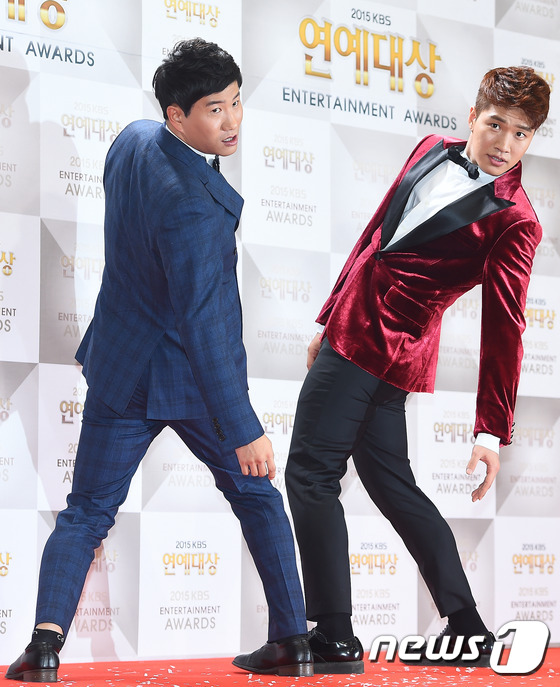 (서울=뉴스1스타) 고아라 기자 = 개그맨 임우일, 김기리(오른쪽)이 26일 오후 서울 여의도 KBS 신관공개홀에서 열린 ‘2015 KBS 연예대상’ 레드카펫 행사에 참석해 포즈를 …