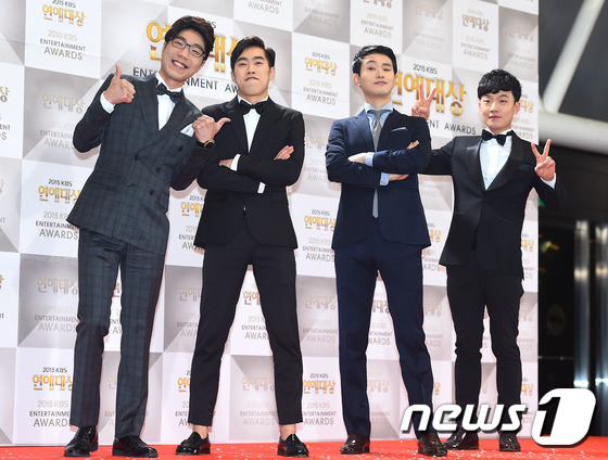 (서울=뉴스1스타) 고아라 기자 = 개그맨 김회경, 송재인, 임종혁, 심문규(왼쪽부터)가 26일 오후 서울 여의도 KBS 신관공개홀에서 열린 ‘2015 KBS 연예대상’ 레드카펫 …