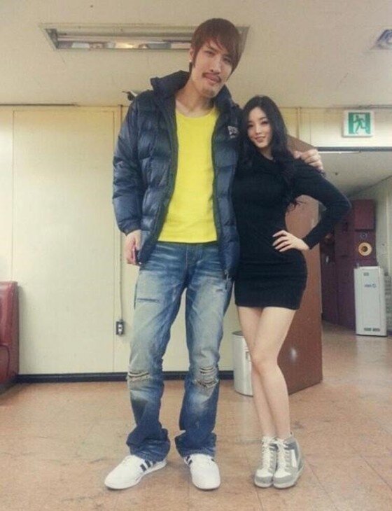 본문 이미지 - 최홍만이 로드FC 027 출전으로 화제를 모으면서 과거 SNS 사진도 덩달아 주목을 받고 있다. ⓒ News1star ./ 유승옥 SNS