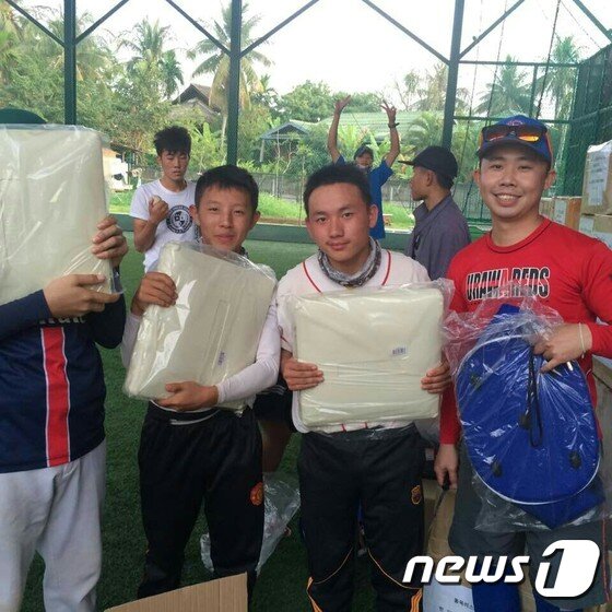 본문 이미지 - 이만수(57) 전 SK 감독이 라오스에 뿌린 씨앗이 조금씩 결실을 맺고 있다. 한국과 라오스의 친선야구대회 개최에 이어 양국 외교부가 야구 지원과 관련해 양해각서(MOU)를 체결했다. (이만수 감독 제공). ⓒ News1