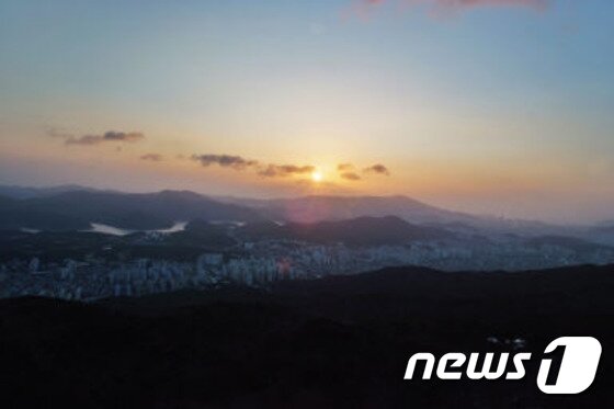 본문 이미지 - 금정산  일출. (금정구 제공)ⓒ News1