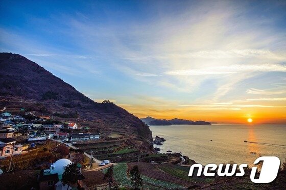 본문 이미지 - 남해군 가천다랭이마을 일출. (남해군 제공)ⓒ News1