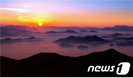 본문 이미지 - 통영 케이블카 상부 역사에서 바라본 남해 일출.( 통영관광개발공사 제공)ⓒ News1