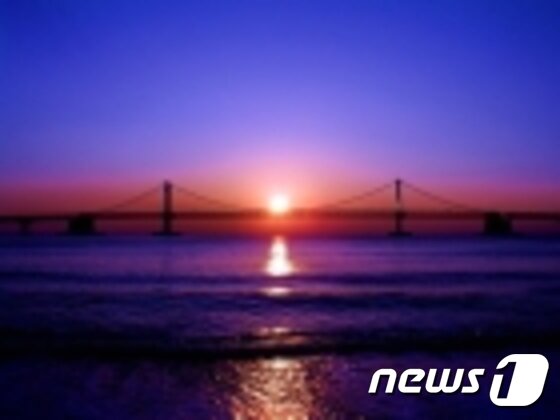 본문 이미지 - 광안대교 일출. 황령산에 올라 바라보면 광안리 쪽을 배경으로 일출을 감상할 수 있다. (수영구 제공)ⓒ News1