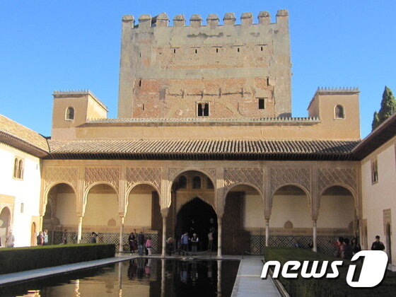 본문 이미지 - 이베리아 반도의 마지막 이슬람 왕국이었던 그라나다 알람브라궁전의 모습. (KRT 여행사 제공) ⓒ News1 travel
