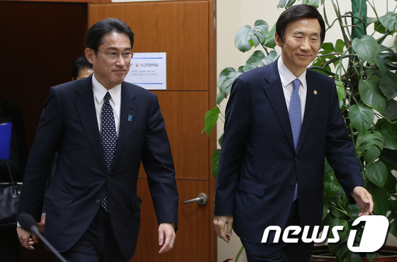 윤병세 외교부 장관(오른쪽)과 기시다 후미오 일본 외무상(자료사진) © News1