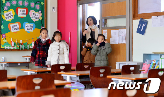 (수원=뉴스1) 이재명 기자 = 초등학교 예비소집일인 28일 오후 경기도 수원시 팔달구 인계초등학교에서 입학을 앞둔 어린이들과 학부모가 교실을 둘러보고 있다. 2015.12.28/ …