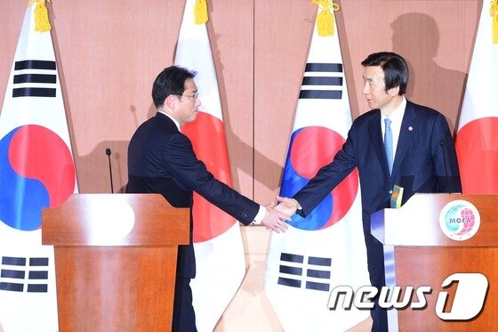 본문 이미지 - 윤병세 외교부장관과 기시다 후미오(岸田文雄) 일본 외무상이 28일 오후 서울 종로구 외교부청사에서 한일 외교장관 회담 후 열린 공동기자회견에서 악수를 나누고 있다. 한일 양국은 이날 한·일 외교장관 회담을 갖고 군 위안부 문제를 최종 타결했다. .2015.12.28/뉴스1 ⓒ News1 민경석 기자