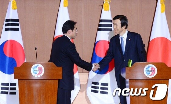 본문 이미지 - 윤병세  당시 외교부 장관과 기시다 후미오(岸田文雄) 일본 외무상이 2015년 12월 28일 오후 서울 종로구 외교부청사에서 한일 외교장관 회담을 갖고 공동기자회견을 마친 뒤 악수를 나누고 있다. .2015.12.28/뉴스1 ⓒ News1 민경석 기자