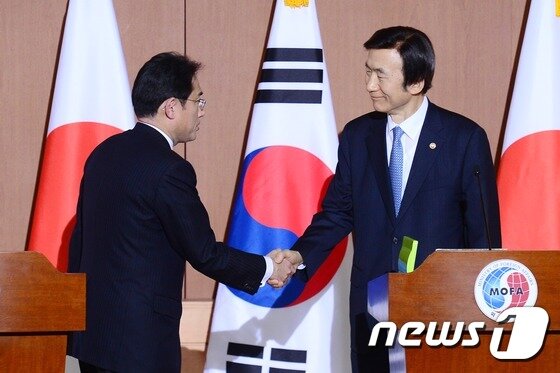 본문 이미지 - 지난 2015년 12월28일 서울 외교부 청사에서 기시다 후미오 당시 일본 외무상(왼쪽·현 총리)와 윤병세 당시 외교부 장관이 한일위안부합의에 대한 공동 기자회견 뒤 악수하고 있다. .2015.12.28/뉴스1 ⓒ News1 민경석 기자