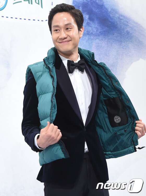 본문 이미지 - 배우 정우가 29일 오후 서울 강남구 논현동 임피리얼팰리스호텔에서 열린 tvN ‘꽃보다 청춘 아이슬란드’ 제작발표회에 참석해 포즈를 취하고 있다. ⓒ News1star 권현진 기자
