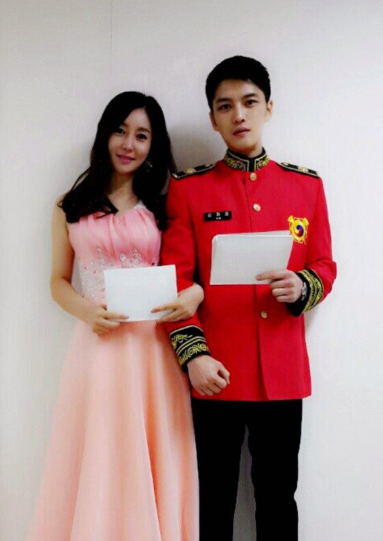 본문 이미지 - 트로트 가수 박규리가 ‘용인시와 함께하는 송년 봉화콘서트’를 통해 JYJ 김재중과 호흡을 맞췄다. ⓒ News1star / 에스피엔터테인먼트