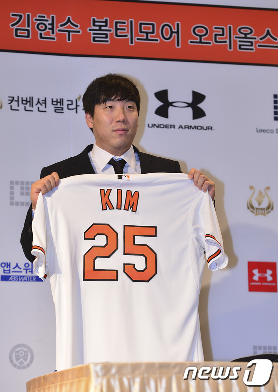 (서울=뉴스1) 신웅수 기자 = 미국 프로야구 볼티모어 오리올스에 입단하는 김현수가 29일 오후 서울 강남구 대치동 컨벤션벨라지움에서 열린 입단 기자회견에서 볼티모어 유니폼을 들어 …