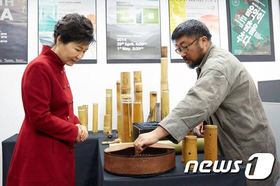 박근혜 대통령이 29일 오전 서울 중구 청계천로 문화창조벤처단지 개소식에 참석한 뒤 전통 국악과 기술을 융합한 공연 콘텐츠 기업 '공명'의 서형원 대표와 이야기를 나누고 있다. (청와대) 2015.12.29/뉴스1 © News1 이광호 기자
