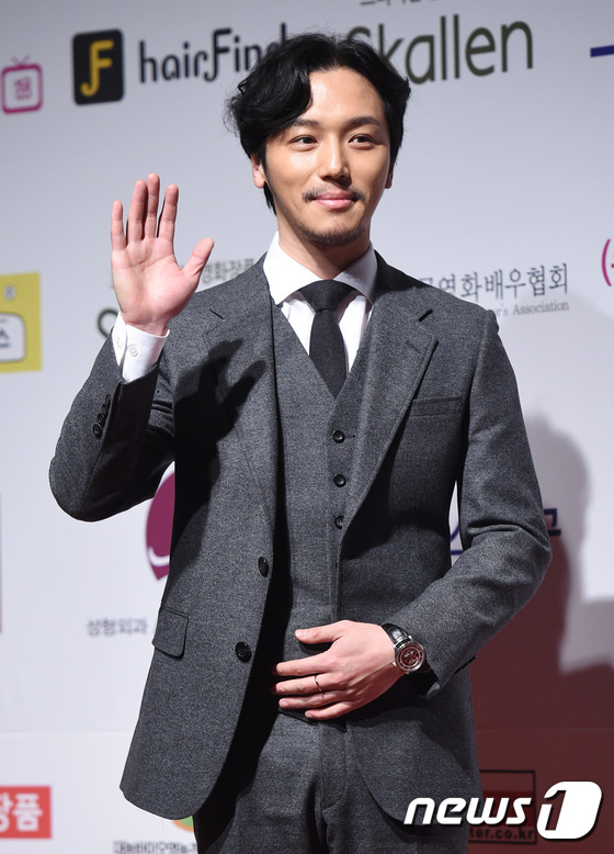 (서울=뉴스1스타) 권현진 기자 = 오늘 멋 좀 부렸어요~배우 변요한이 29일 오후 서울 그랜드 하얏트 호텔에서 열린 2015 한국영화배우협회 '스타의 밤-대한민국 톱스타상 시상식 …