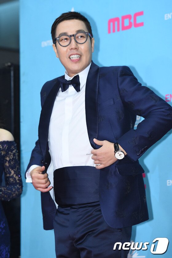본문 이미지 - 방송인 김영철이 지난 29일 오후 서울 상암동 MBC신사옥에서 열린 '2015 MBC 방송연예대상' 시상식 레드카펫 행사에 참석해 포즈를 취하고 있다.ⓒ News1star 고아라 기자