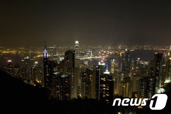 본문 이미지 - 화려한 야경으로 유명한 홍콩에서 올해는 주얼리 브랜드 불가리가 5만여 개의 보석 조명으로 장식된 크리스마스트리를 전시해 여행객들의 눈길을 사로잡을 예정이다. 사진 제공/ 여행박사 ⓒ News1