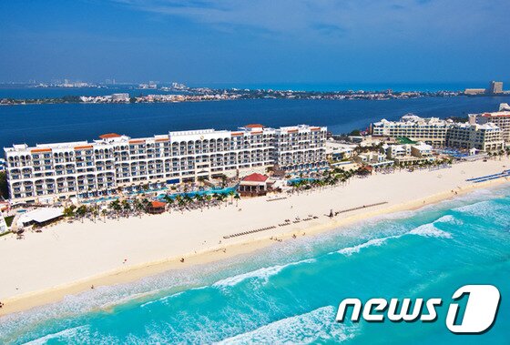 본문 이미지 - 하얏트 지라라 리조트는 푸른색 아치형의 창문과 아름다운 샹들리에, 커다란 멕시코산 진갈색의 가죽 라운지 의자들은 멕시코와 지중해 스타일의 조화를 자아낸다. 사진 제공/ 허니문리조트 ⓒ News1 travel ⓒ News1