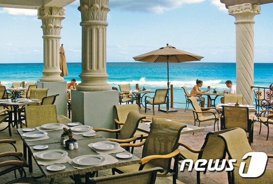 본문 이미지 - 카리브해가 보이는 호텔 정 중앙에는 로비 바가 있는데, 이는 4개의 섹션으로 나뉘어 있어 다양한 주류와 음료, 칵테일을 취향대로 즐길 수 있다. 사진 제공/ 허니문리조트 ⓒ News1 travel