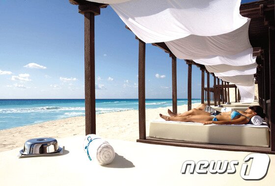 본문 이미지 - 하얏트 지라라의 모든 투숙객은 수영장과 해변에 자리하고 있는 안락한 쿠션과 햇빛 가리개가 있는 비치 의자나 하얀 캐노피가 달린 비치 베드를 이용할 수 있다. 사진 제공/ 허니문리조트 ⓒ News1 travel
