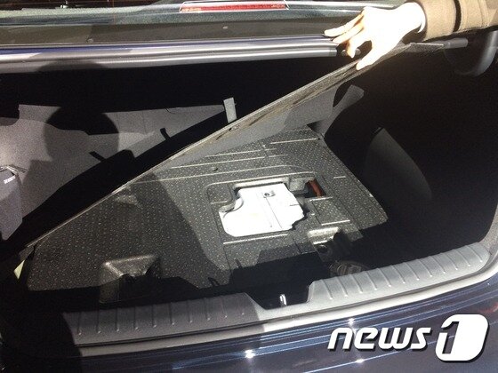 본문 이미지 - 신형 K5 하이브리드는 배터리를 트렁크 아래 예비용 타이어 공간으로 내리면서 골프가방 4개를 수납해도 넉넉할만한 425리터 트렁크 용량을 확보했다.ⓒ News1