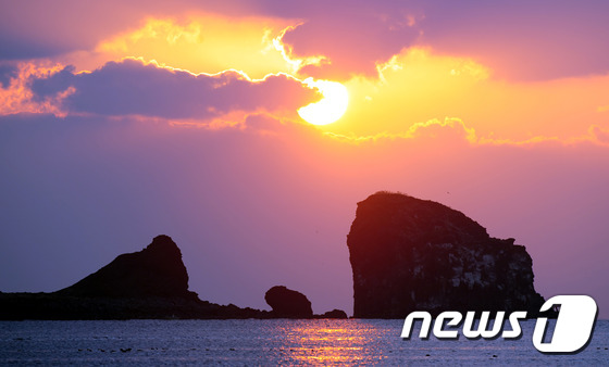 제주 서귀포시 안덕면 형제섬 일출 장면.2015.12.31/뉴스1 © News1 